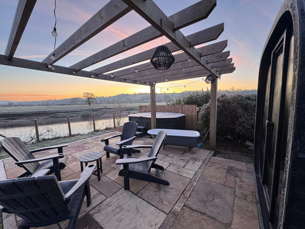 Riverside Barn & Suites (Sleeps 16)