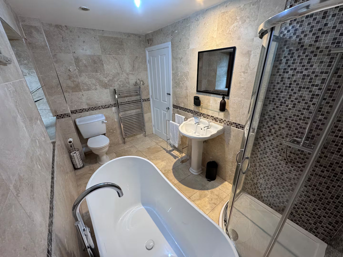 Riverside Barn & Suites (Sleeps 16)