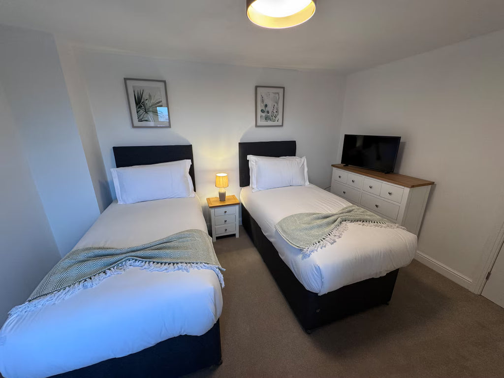 Riverside Barn & Suites (Sleeps 16)