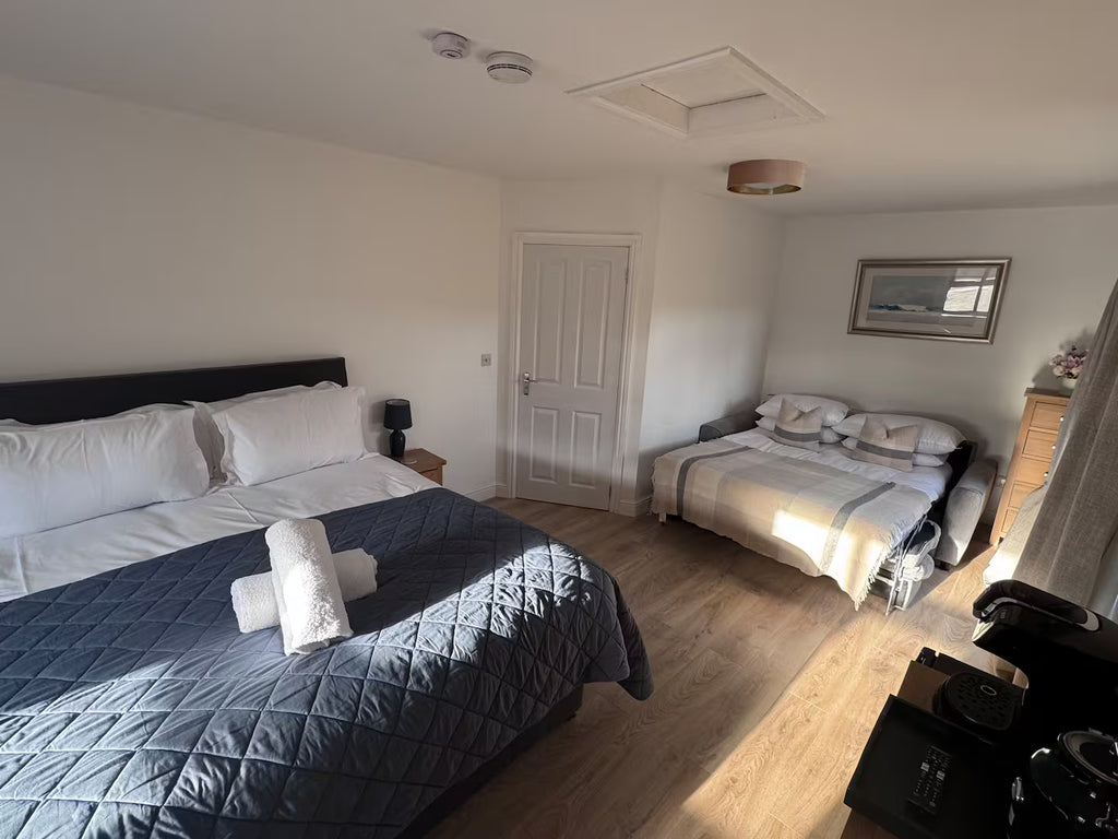 Riverside Barn & Suites (Sleeps 16)