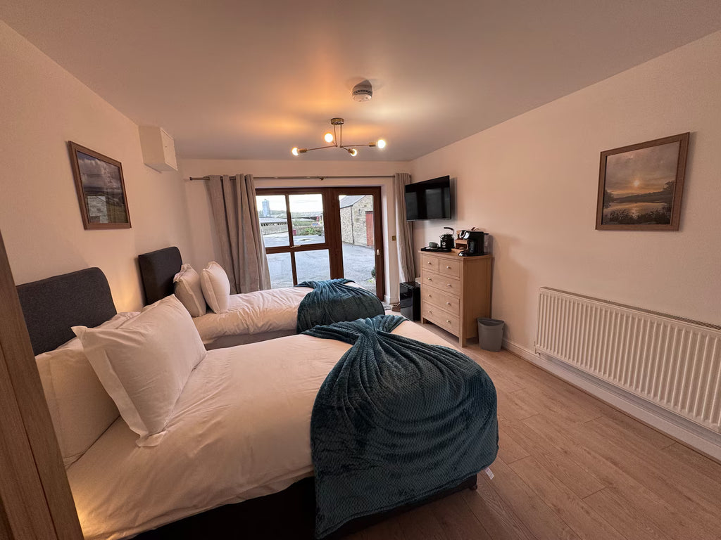 Riverside Barn & Suites (Sleeps 16)