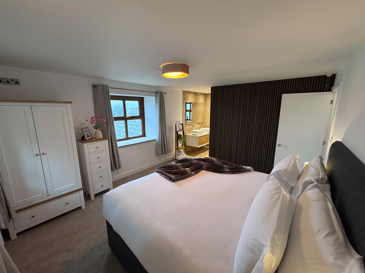 Riverside Barn & Suites (Sleeps 16)