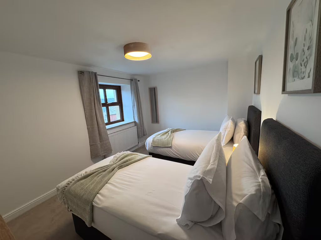 Riverside Barn & Suites (Sleeps 16)