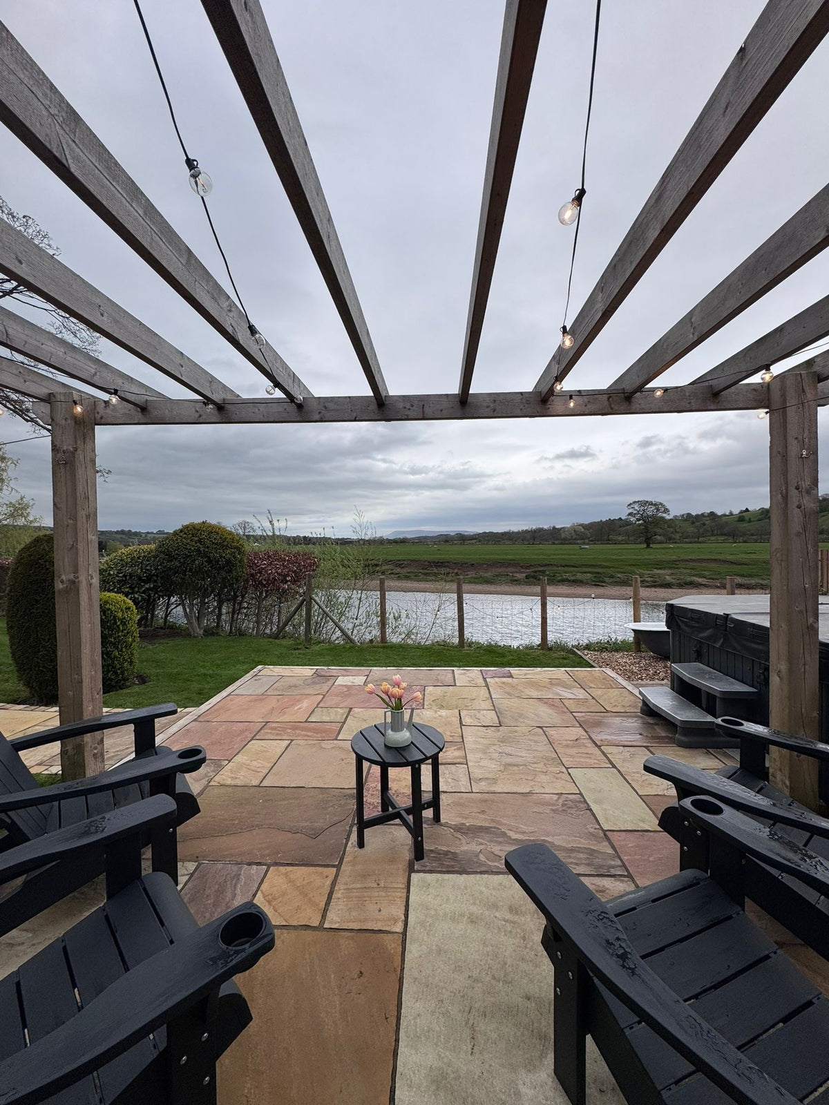 Riverside Barn & Suites (Sleeps 16)