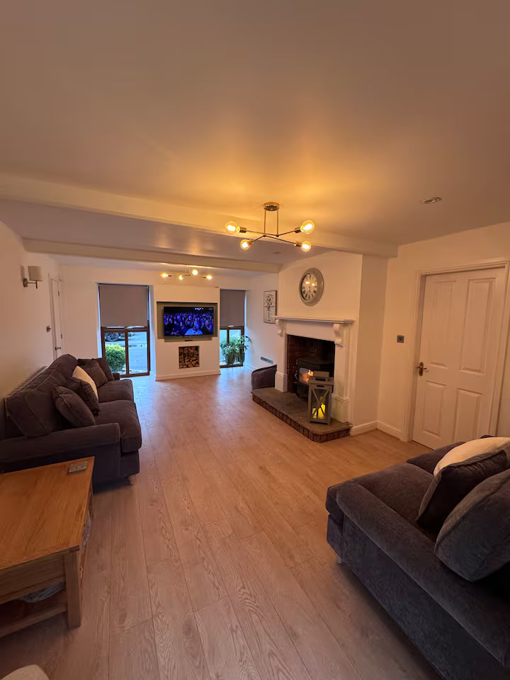 Riverside Barn & Suites (Sleeps 16)